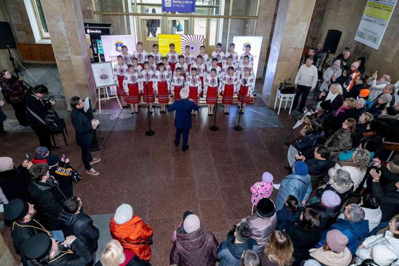 Зображення посту: На вокзалі Кам’янця-Подільського відкрили вивезену з Покровська пам’ятну дошку Миколі Леонтовичу