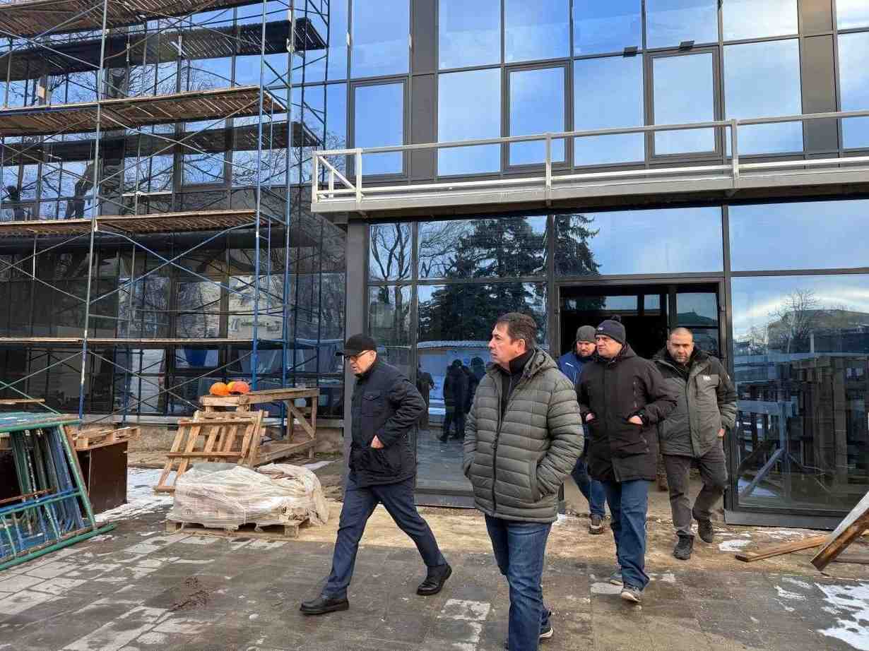 Зображення посту: «Приховування злочинів»: у Маріуполі окупанти оголосили про ремонт Українського дому