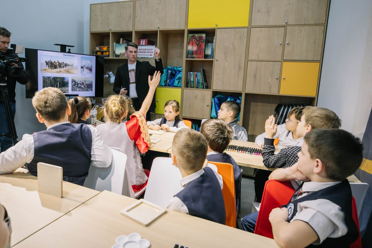 Стаття: В окупованому Маріуполі відкрили дитячий центр російського музею