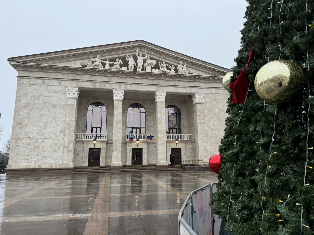 Зображення посту: Концерт на місці трагедії: окупанти відкрили драмтеатр у Маріуполі
