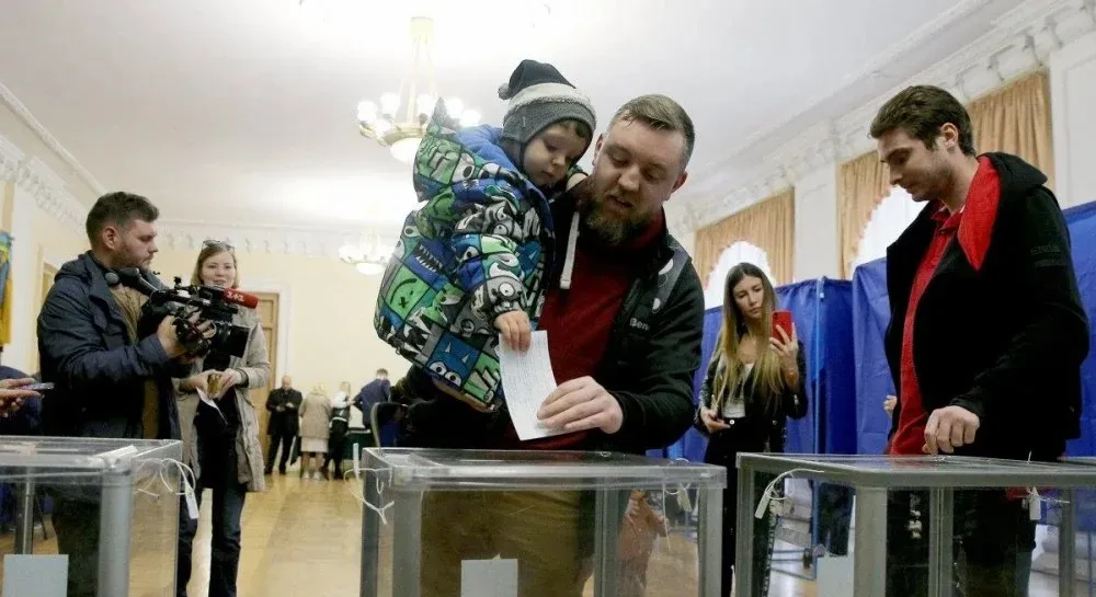 Зображення посту: Як не зруйнувати демократію, намагаючись провести вибори: Павло Романюк про зміну влади під час війни