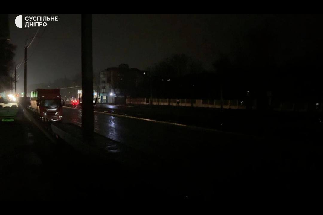Стаття: Після обстрілів у Дніпрі та області тривають ремонти, у Запоріжжі світло вже повернули