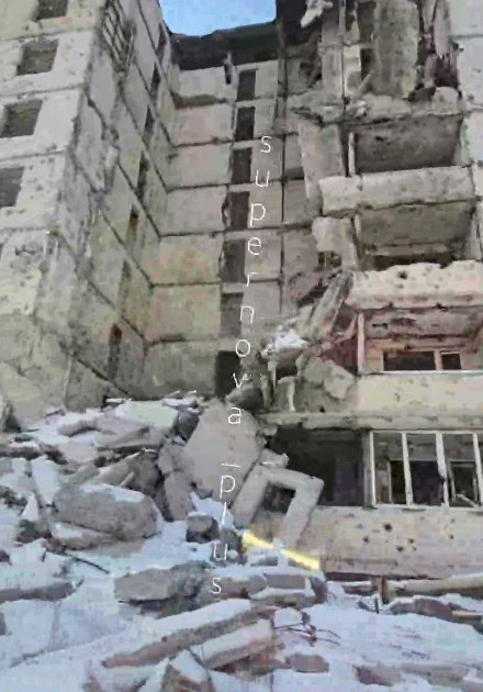 Зображення посту: Обгорілі будинки й могили у дворах: з’явилися кадри окупованого Вугледара