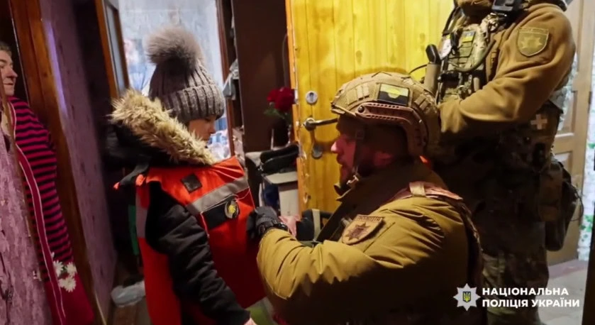 Стаття: «Білі янголи» евакуювали трьох дітей з Миколаївки: у місті лишаються понад 200 неповнолітніх