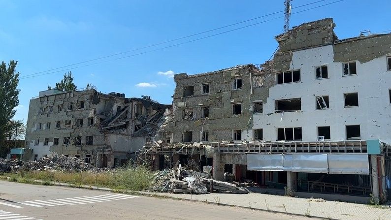 Стаття: Окупанти пошкодили обстрілом понад 30 цивільних об’єктів у Миколаївці на Донеччині