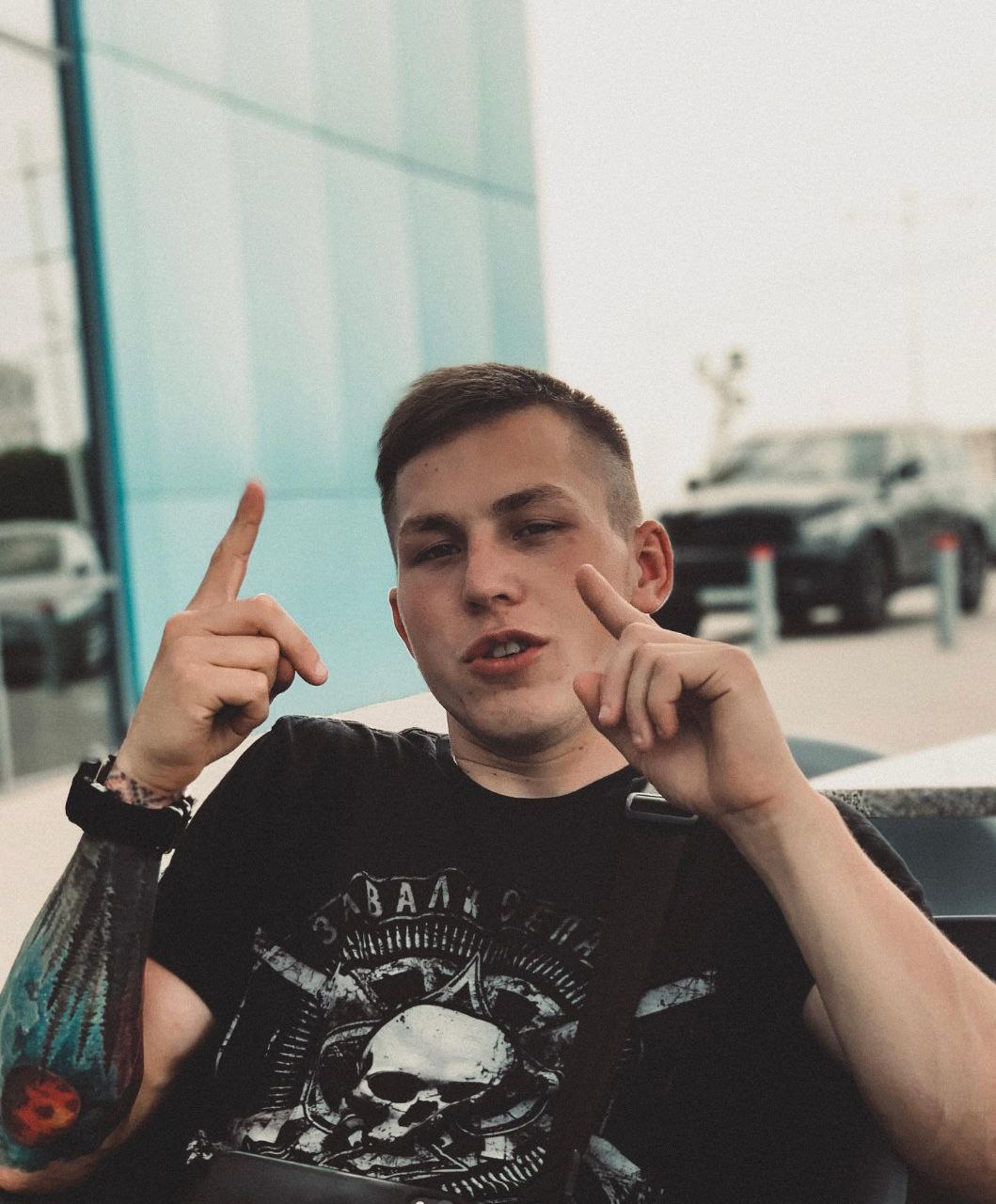 Зображення посту: «Я обіцяв братові, що його ім’я житиме вічно». Данило Давиденко про мурал пам’яті загиблого брата та всіх оборонців України