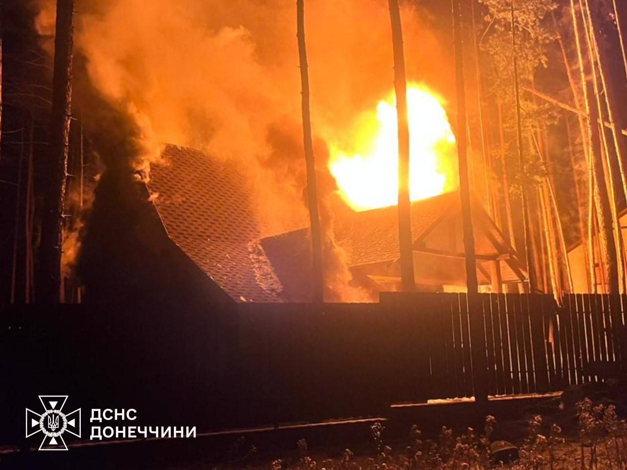 Зображення посту: У Добропіллі після авіаудару РФ з-під завалів дістали тіло жінки