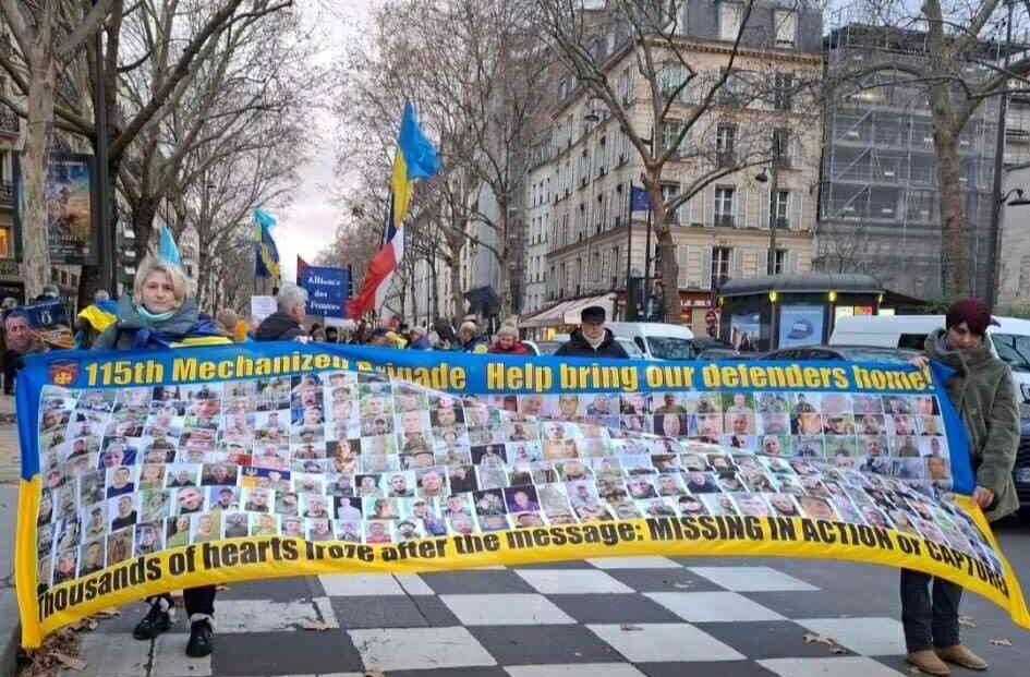 Стаття: У Парижі українці вийшли на акцію підтримки полонених та безвісти зниклих