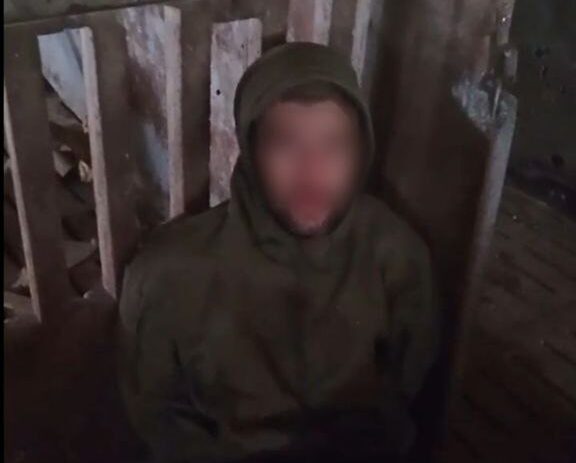 Стаття: Окупанти вдарили дроном по своєму бійцю, захопленому на фермі українськими військовими