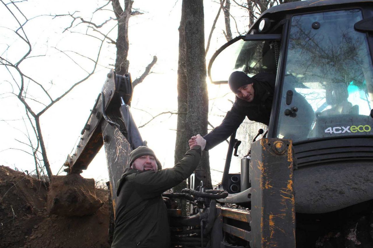 Стаття: Комунальники з окупованих громад Луганщини будують фортифікації для фронту
