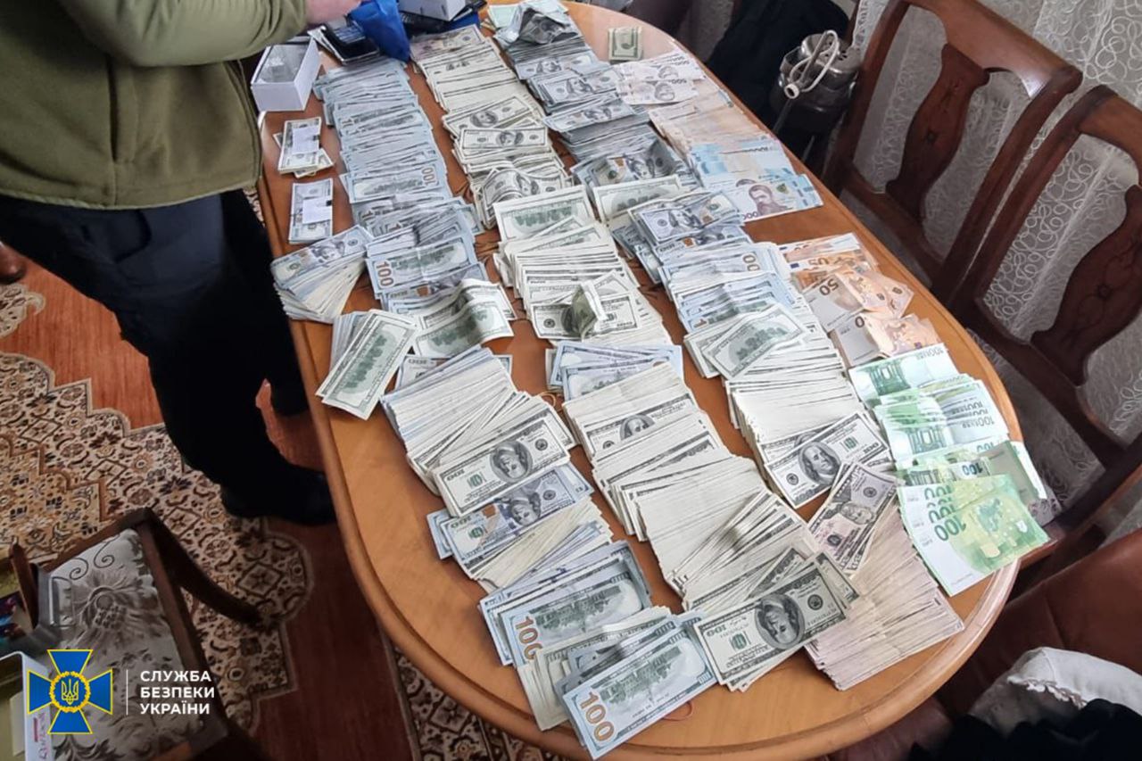 Стаття: Понад $300 тисяч готівкою: СБУ провела обшуки в очільниці ВЛК на Дніпропетровщині