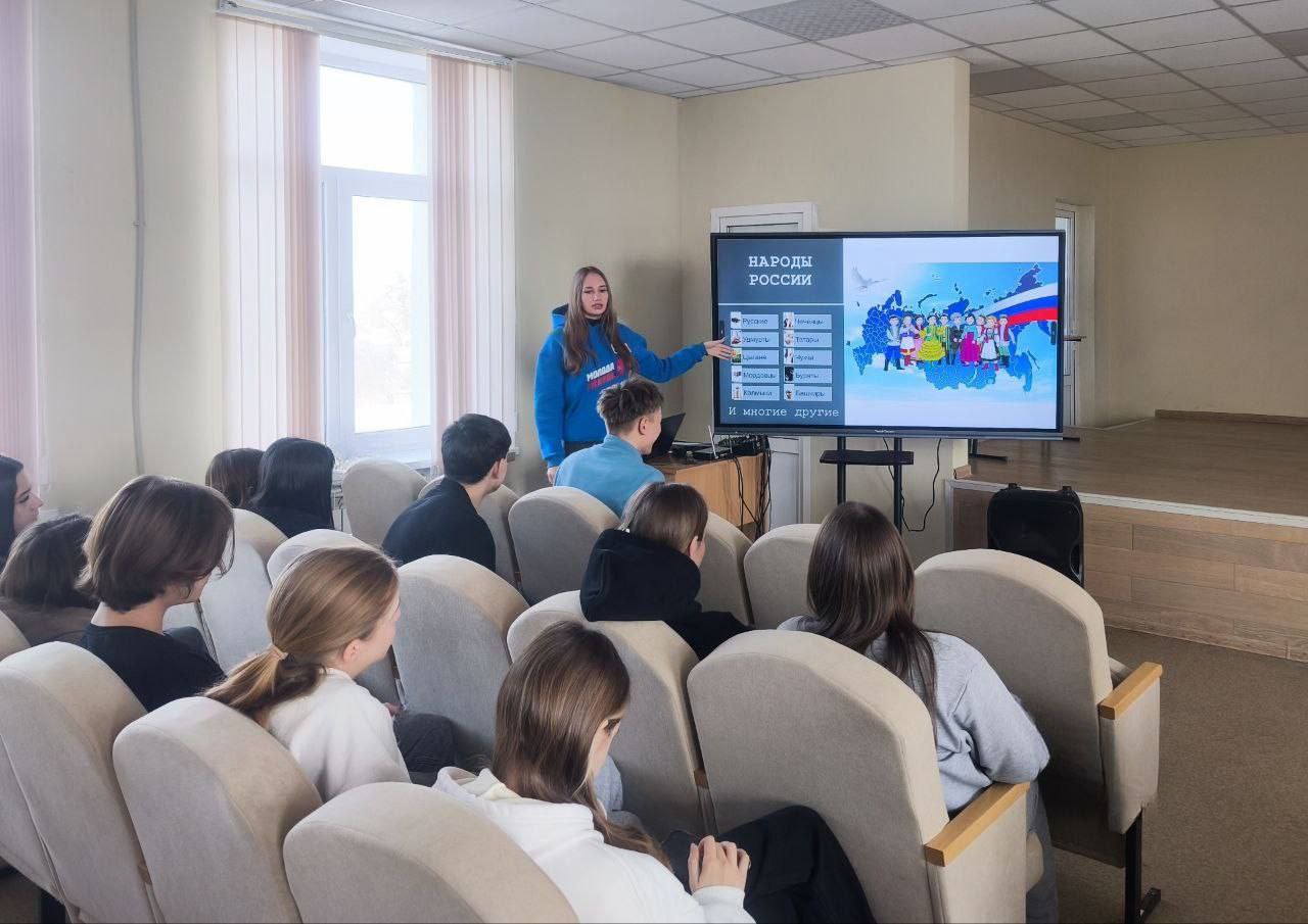 Стаття: Окупанти залучили до «Юнармії» понад 6 тисяч дітей на Донеччині