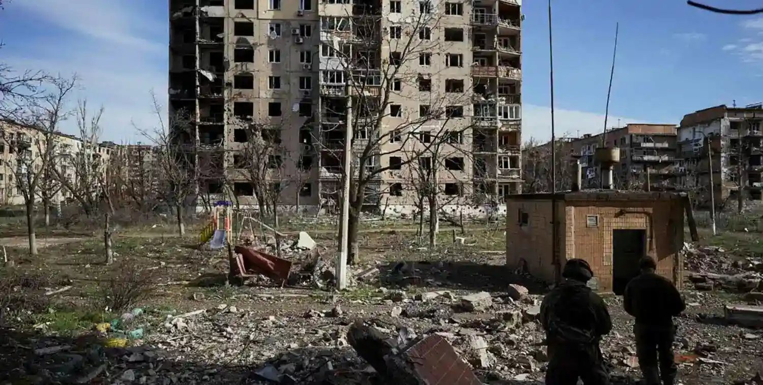 Стаття: Обгорілі будинки й могили у дворах: з’явилися кадри окупованого Вугледара