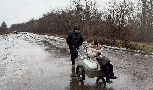 Стаття: Волонтери пішки евакуювали бабусю з Костянтинівки