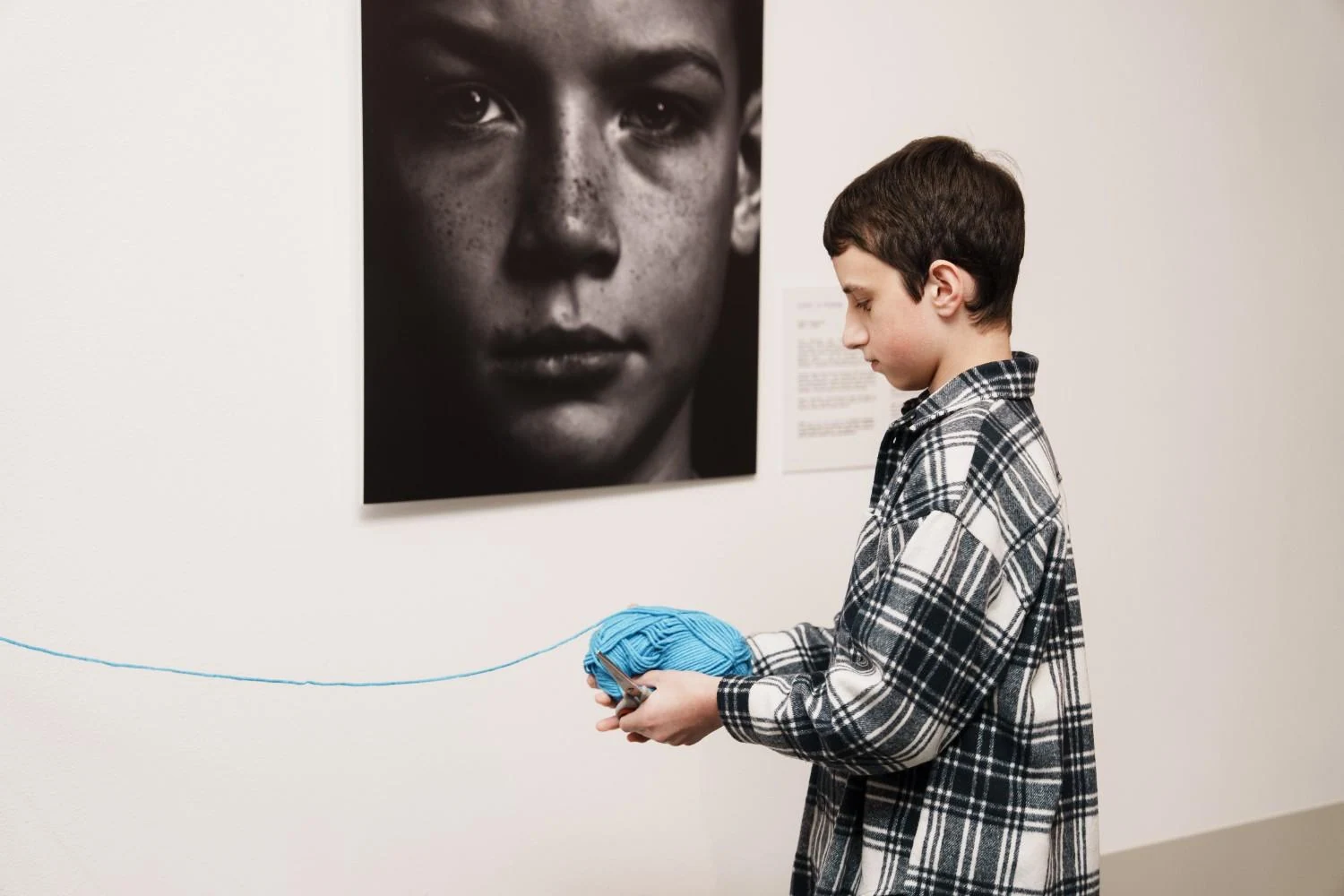 Стаття: «Ниточка»: у Києві відкрили виставку про життя дітей під час війни