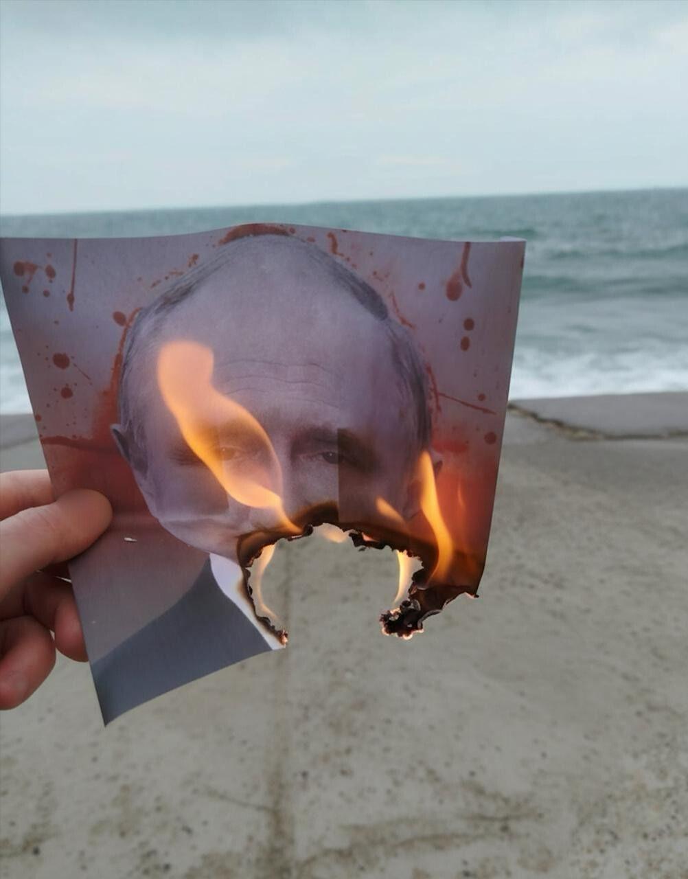 Стаття: У День Єднання українці на окупованих територіях склали фразу «Путін, іди геть»