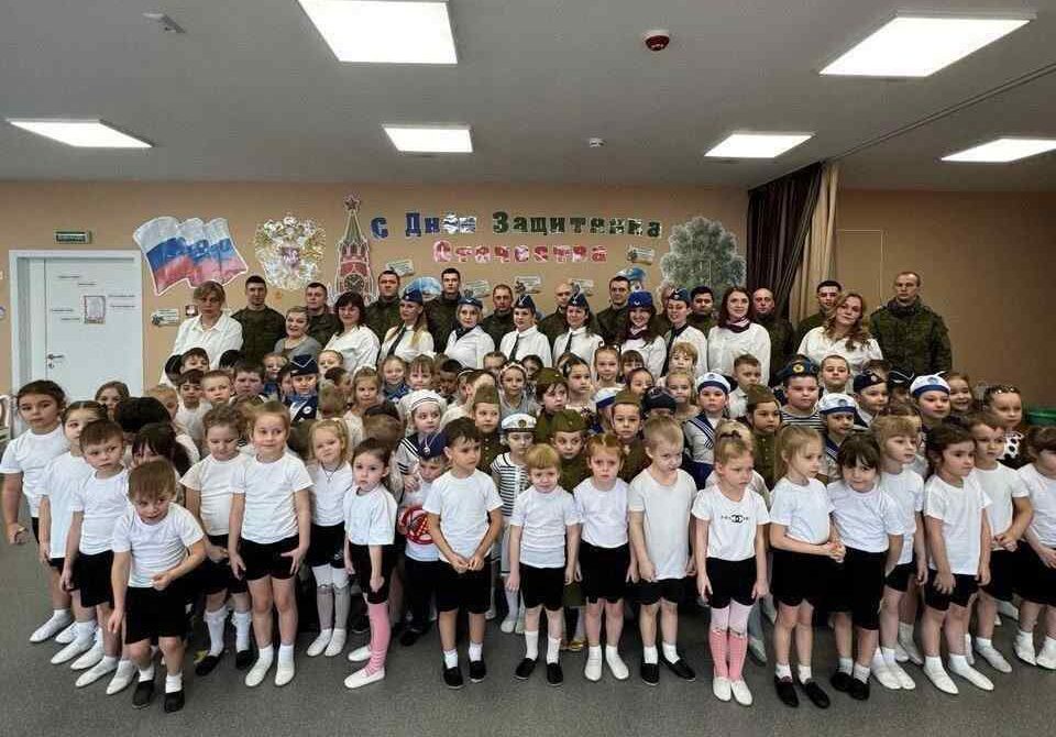 Стаття: У дитсадках окупованого Маріуполя дітей змушують святкувати російський «День захисника Вітчизни»