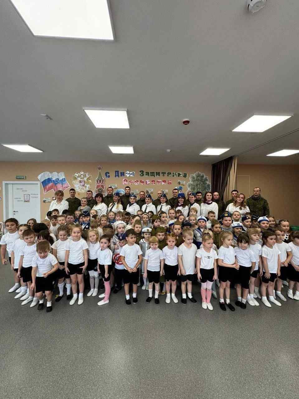 Зображення посту: У дитсадках окупованого Маріуполя дітей змушують святкувати російський «День захисника Вітчизни»
