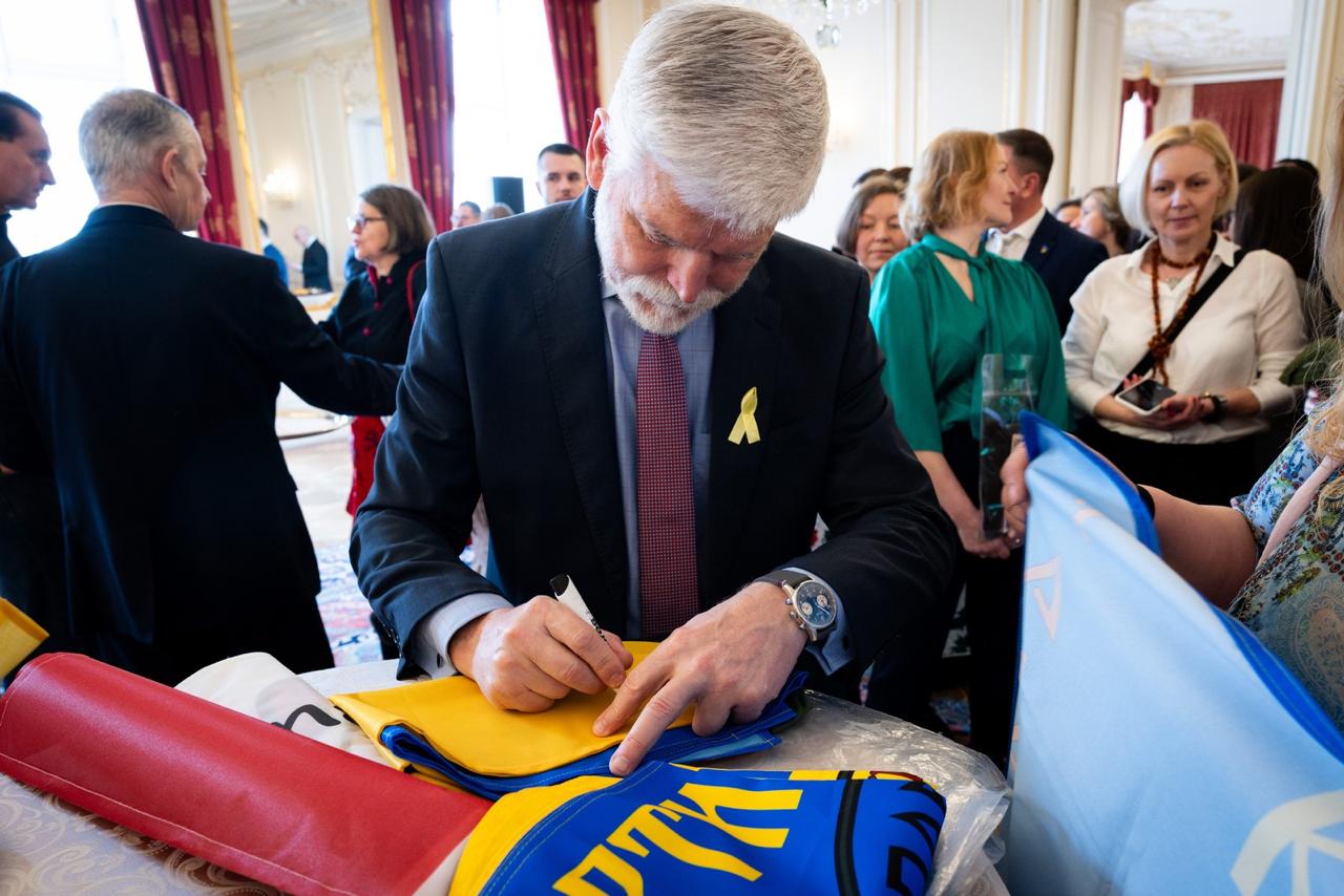 Стаття: Президент Чехії пов’язав жовту стрічку на знак підтримки українців в окупації