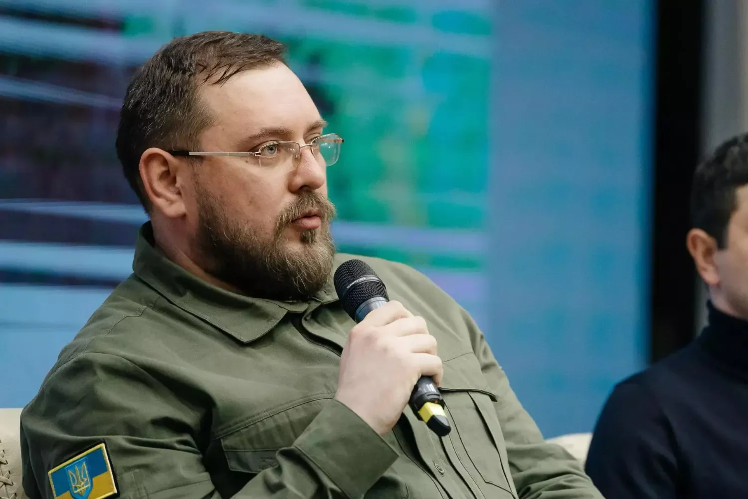 Стаття: Шахраї використовують ШІ-відео, щоб виманювати гроші у родин полонених