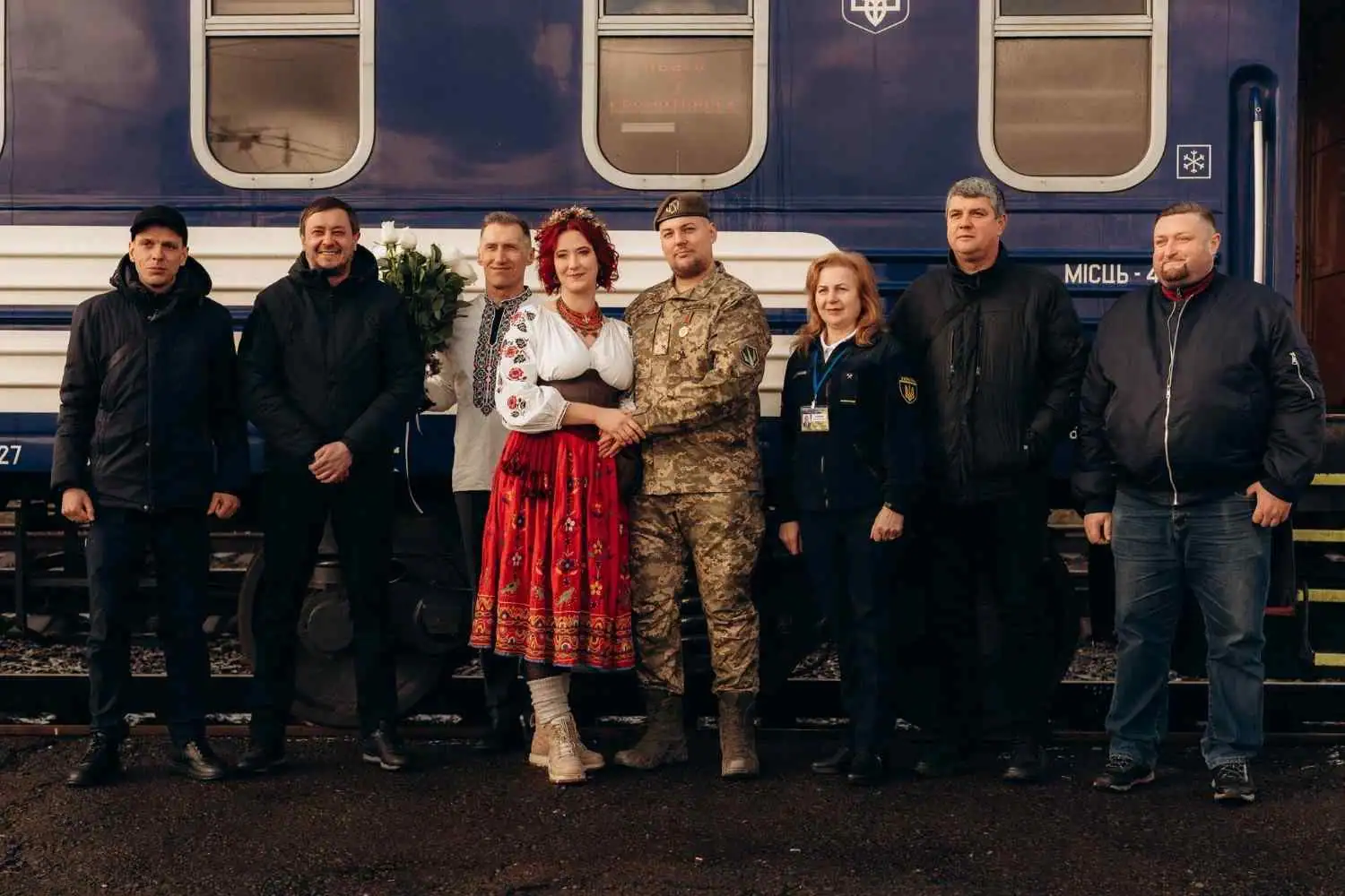 Стаття: Весілля на пероні: військовий і волонтерка одружилися біля потяга «Львів — Краматорськ»