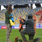 Зображення посту: Разом були на «Азовсталі» і пережили полон: боєць зробив пропозицію коханій на полі перед матчем «Шахтаря»
