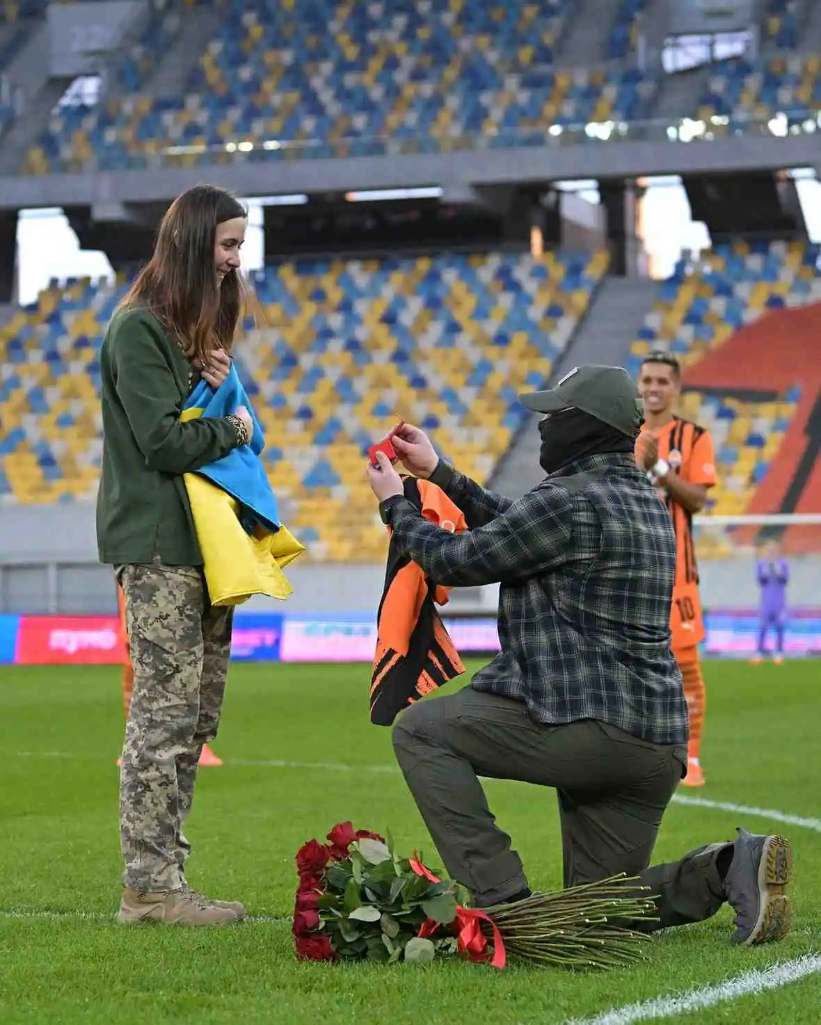 Зображення посту: Разом були на «Азовсталі» і пережили полон: боєць зробив пропозицію коханій на полі перед матчем «Шахтаря»