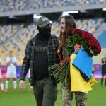 Зображення посту: Разом були на «Азовсталі» і пережили полон: боєць зробив пропозицію коханій на полі перед матчем «Шахтаря»