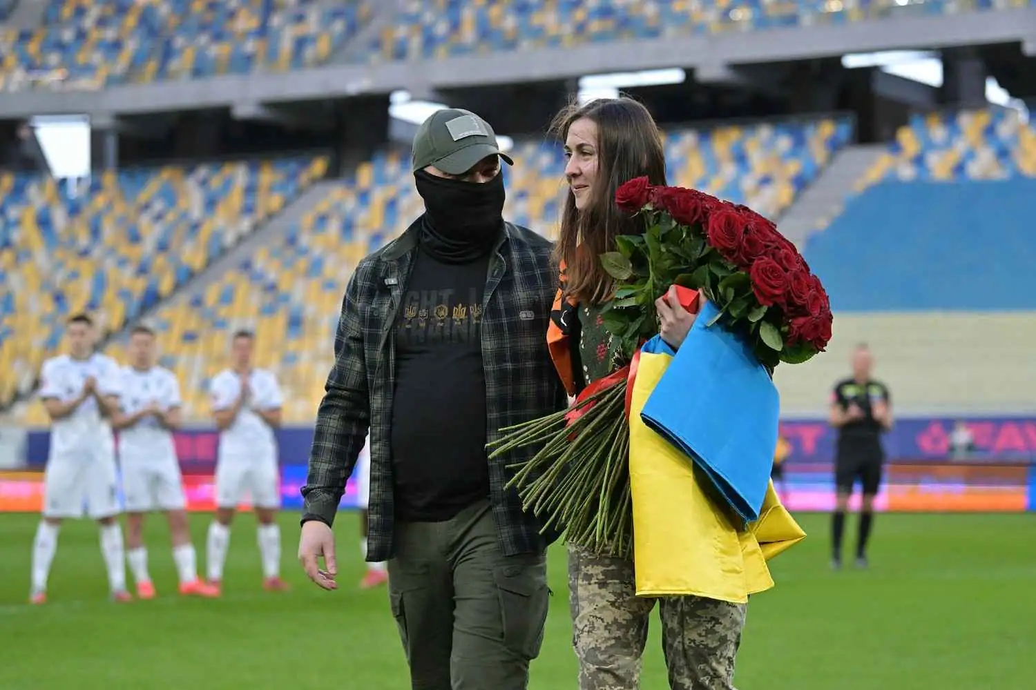 Стаття: Разом були на «Азовсталі» і пережили полон: боєць зробив пропозицію коханій на полі перед матчем «Шахтаря»