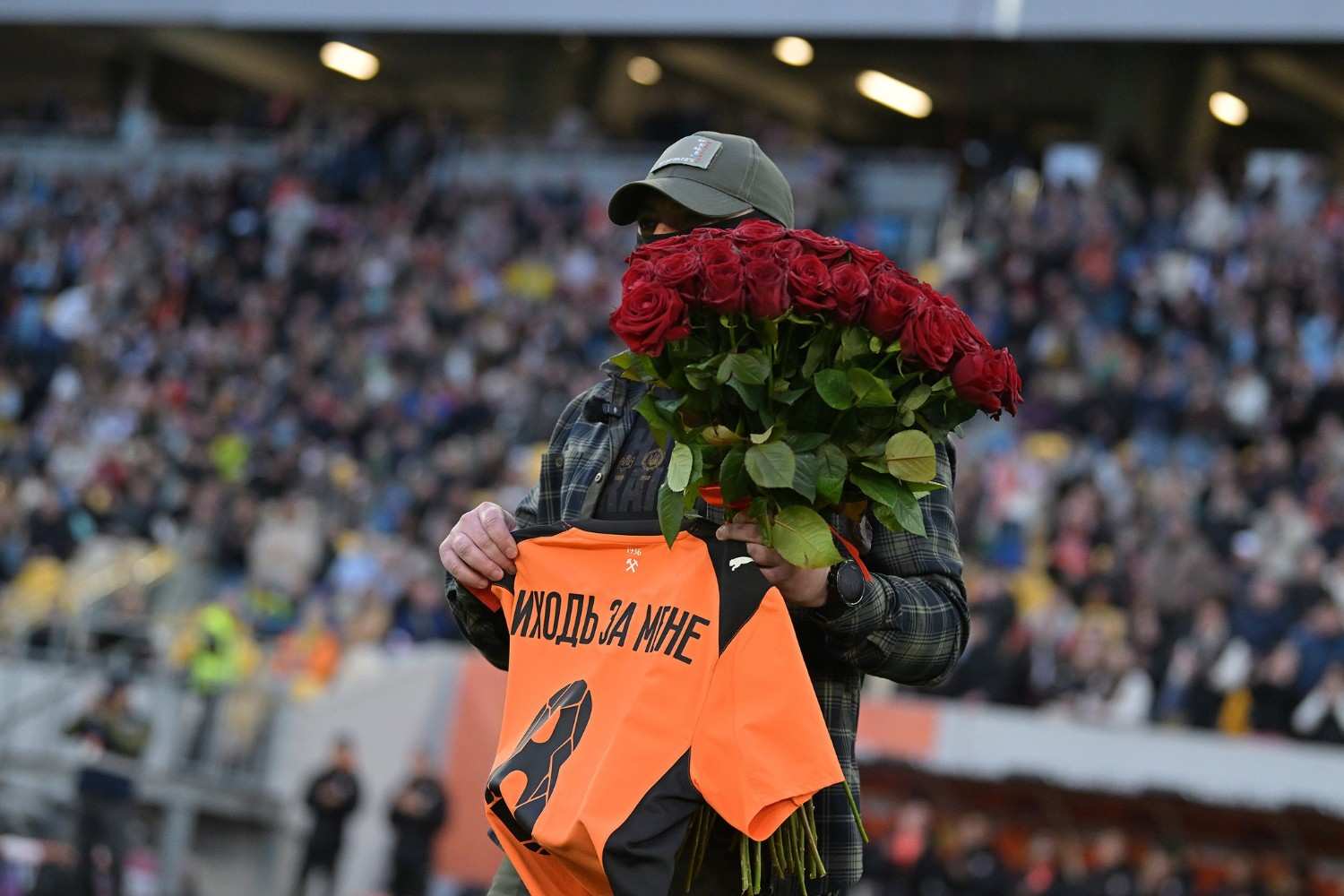 Зображення посту: Разом були на «Азовсталі» і пережили полон: боєць зробив пропозицію коханій на полі перед матчем «Шахтаря»