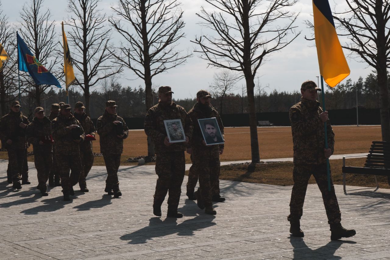 Стаття: На Національному кладовищі поховали азовців, які загинули у боях за Маріуполь