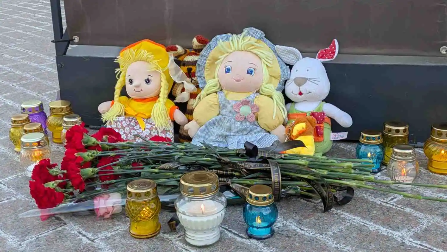 Стаття: У Києві вшанували пам’ять жертв удару по драмтеатру в Маріуполі: біля опери виклали «ДЕТИ»