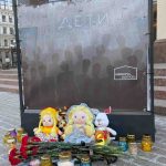 Зображення посту: У Києві вшанували пам’ять жертв удару по драмтеатру в Маріуполі: біля опери виклали «ДЕТИ»