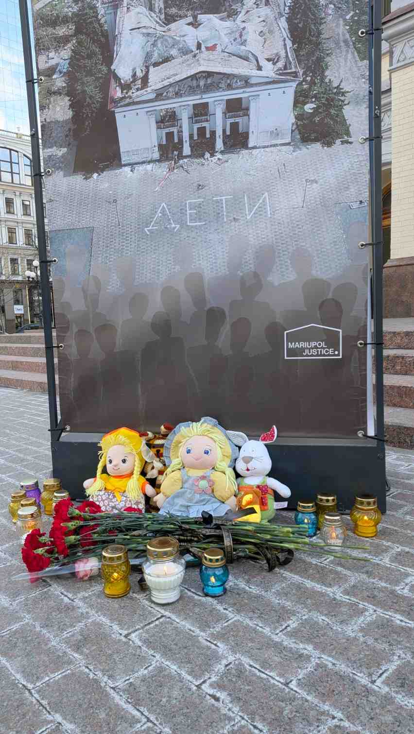 Зображення посту: У Києві вшанували пам’ять жертв удару по драмтеатру в Маріуполі: біля опери виклали «ДЕТИ»