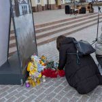 Зображення посту: У Києві вшанували пам’ять жертв удару по драмтеатру в Маріуполі: біля опери виклали «ДЕТИ»