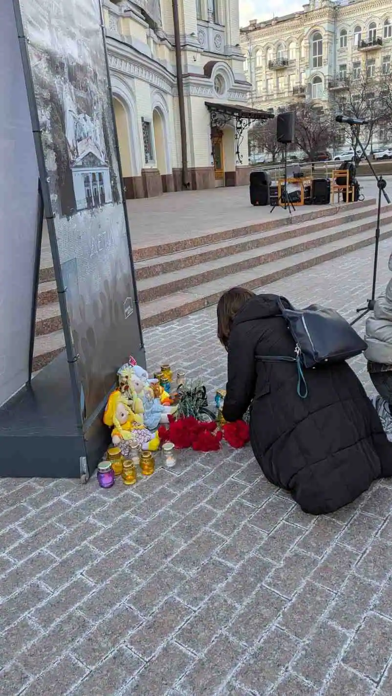 Зображення посту: У Києві вшанували пам’ять жертв удару по драмтеатру в Маріуполі: біля опери виклали «ДЕТИ»