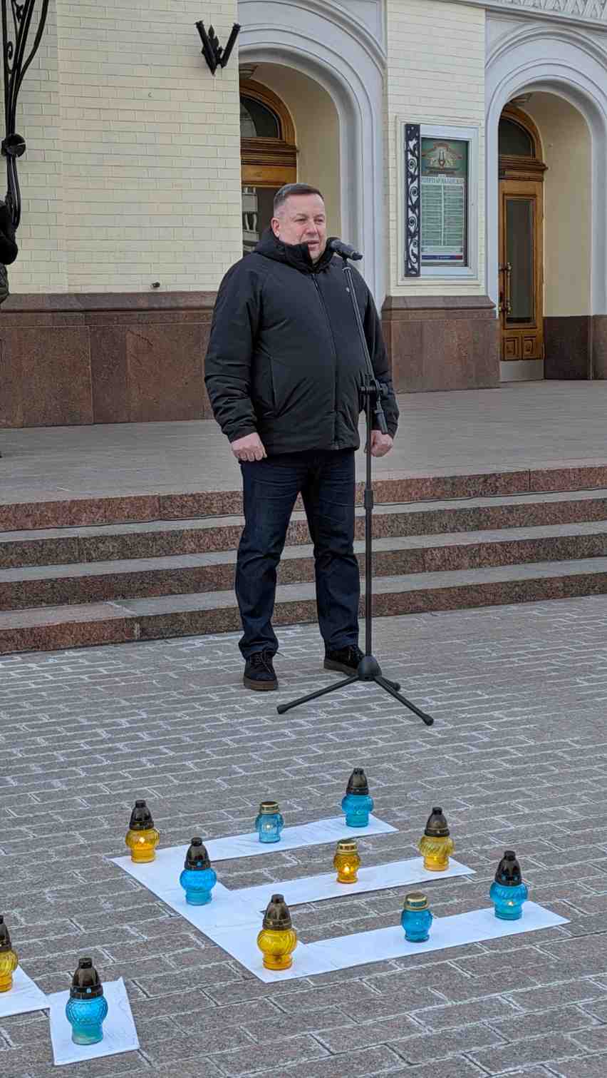 Зображення посту: У Києві вшанували пам’ять жертв удару по драмтеатру в Маріуполі: біля опери виклали «ДЕТИ»