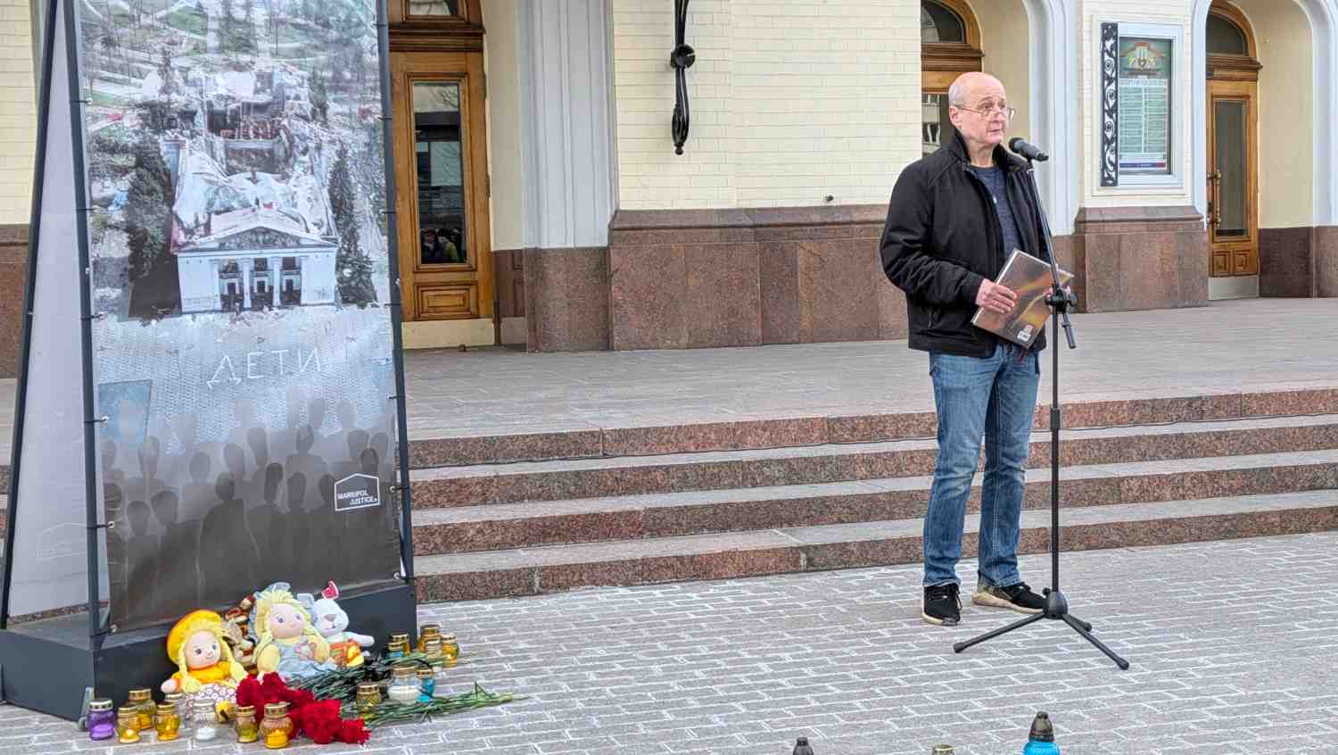 Зображення посту: У Києві вшанували пам’ять жертв удару по драмтеатру в Маріуполі: біля опери виклали «ДЕТИ»