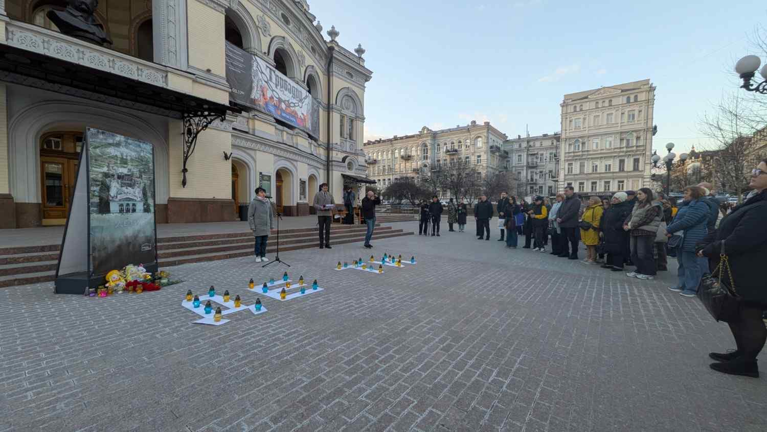 Зображення посту: У Києві вшанували пам’ять жертв удару по драмтеатру в Маріуполі: біля опери виклали «ДЕТИ»