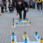 Зображення посту: У Києві вшанували пам’ять жертв удару по драмтеатру в Маріуполі: біля опери виклали «ДЕТИ»