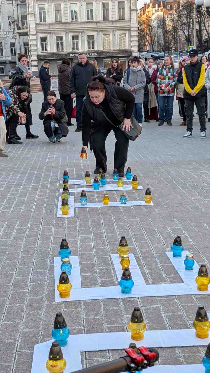 Зображення посту: У Києві вшанували пам’ять жертв удару по драмтеатру в Маріуполі: біля опери виклали «ДЕТИ»