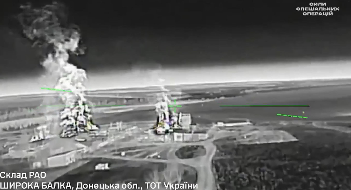 Стаття: Біля Маріуполя уразили склад боєприпасів окупантів: вибухи пролунали вночі