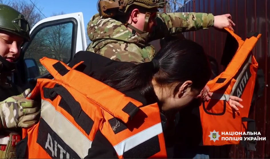 Стаття: Із села Миколаївської громади евакуювали останніх неповнолітніх: триває евакуація