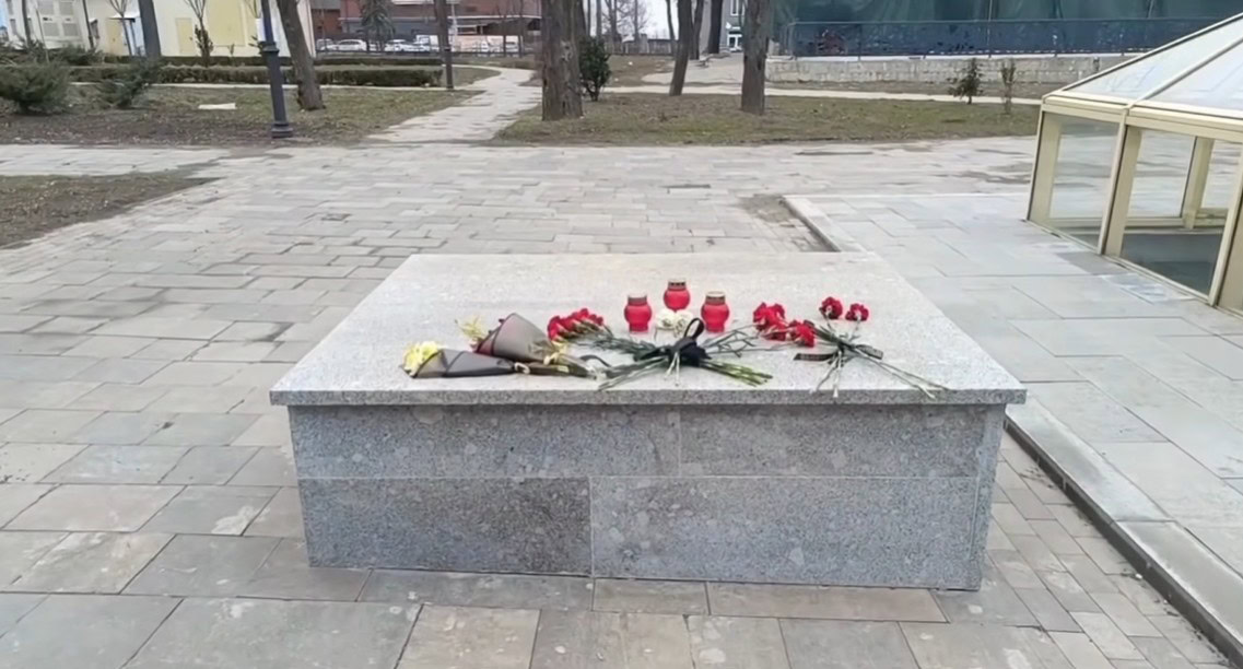 Зображення посту: В окупованому Маріуполі люди вийшли на акцію біля драмтеатру — їхні дані зібрали для перевірок