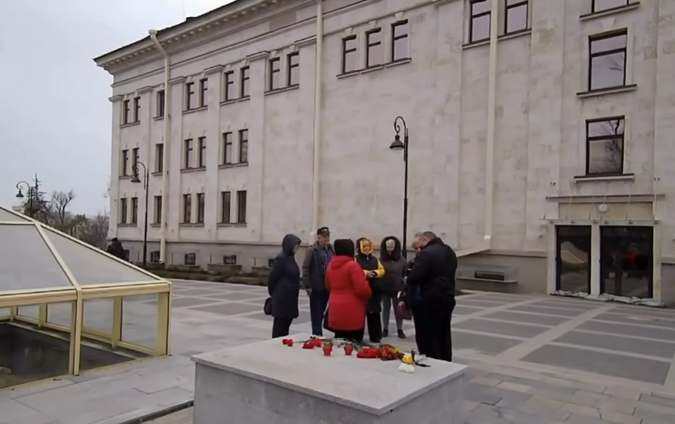 Стаття: В окупованому Маріуполі люди вийшли на акцію біля драмтеатру — їхні дані зібрали для перевірок