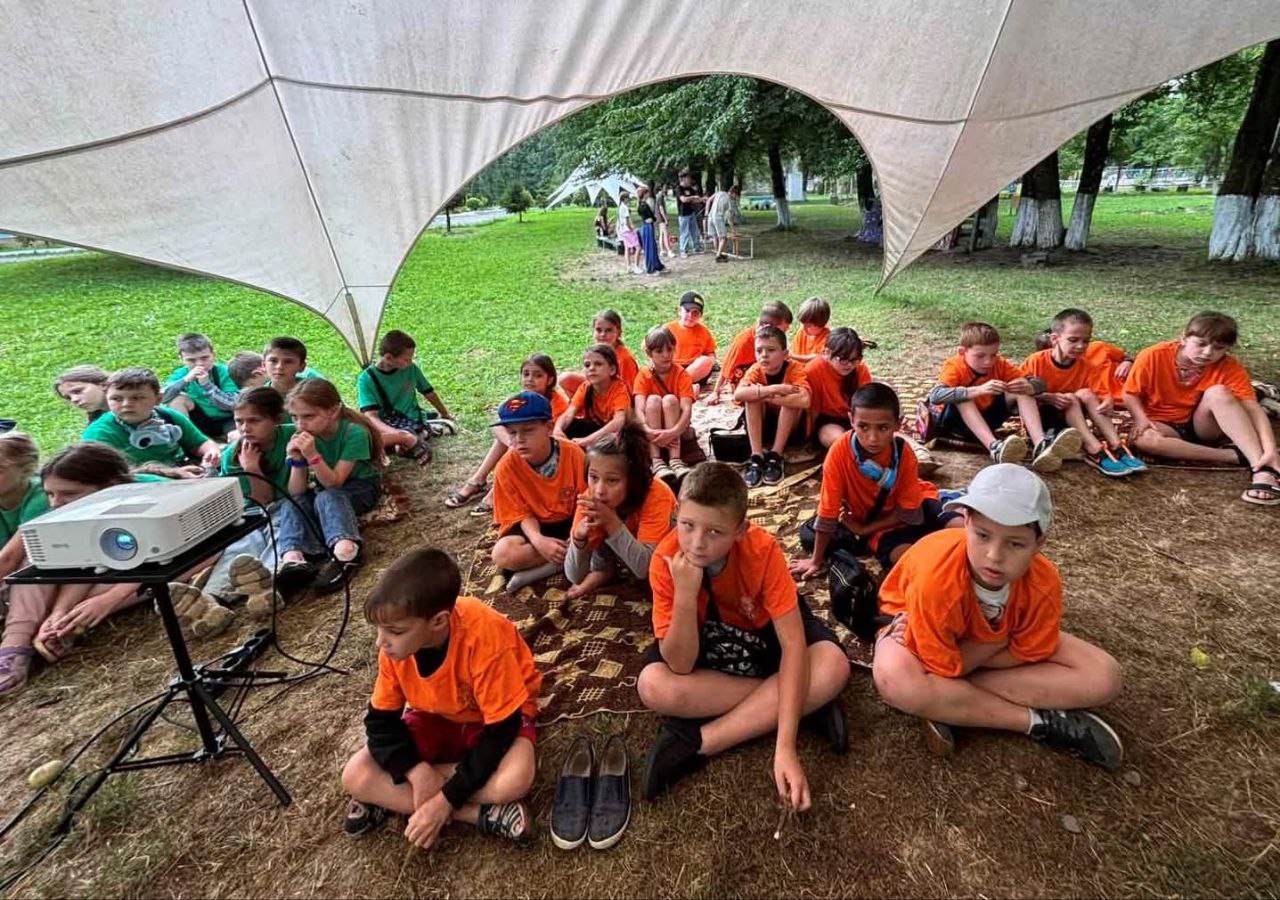Стаття: Понад 2 тисячі дітей переселенців з Луганщини відправлять на оздоровлення