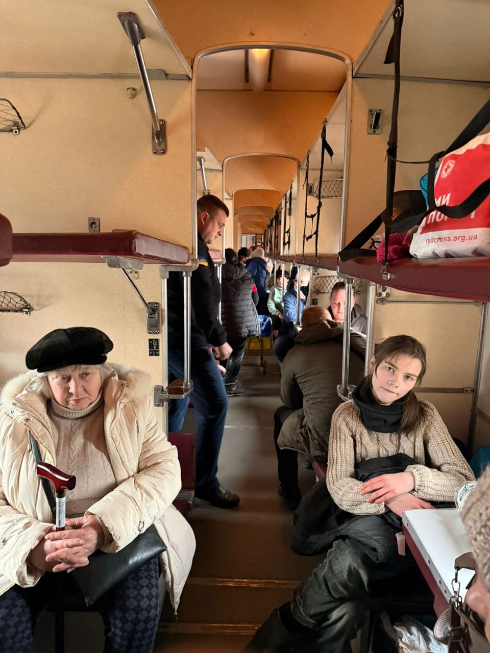 Стаття: «Вагон 0 — це вагон до життя»: з Донеччини евакуювали 39 людей потягом Лозова — Львів