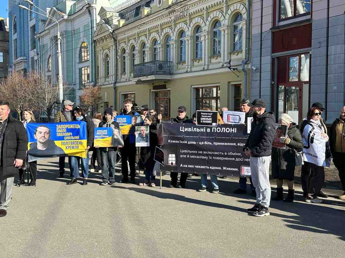 Стаття: Родини цивільних полонених передали листи рідним, яких утримує Росія
