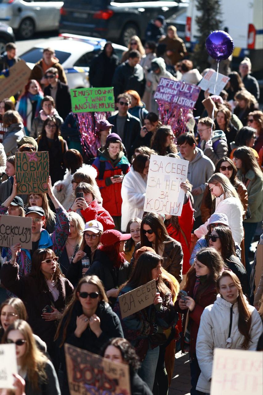 Зображення посту: У Києві понад 3 тисячі людей вийшли на марш за права жінок, які постраждали від війни