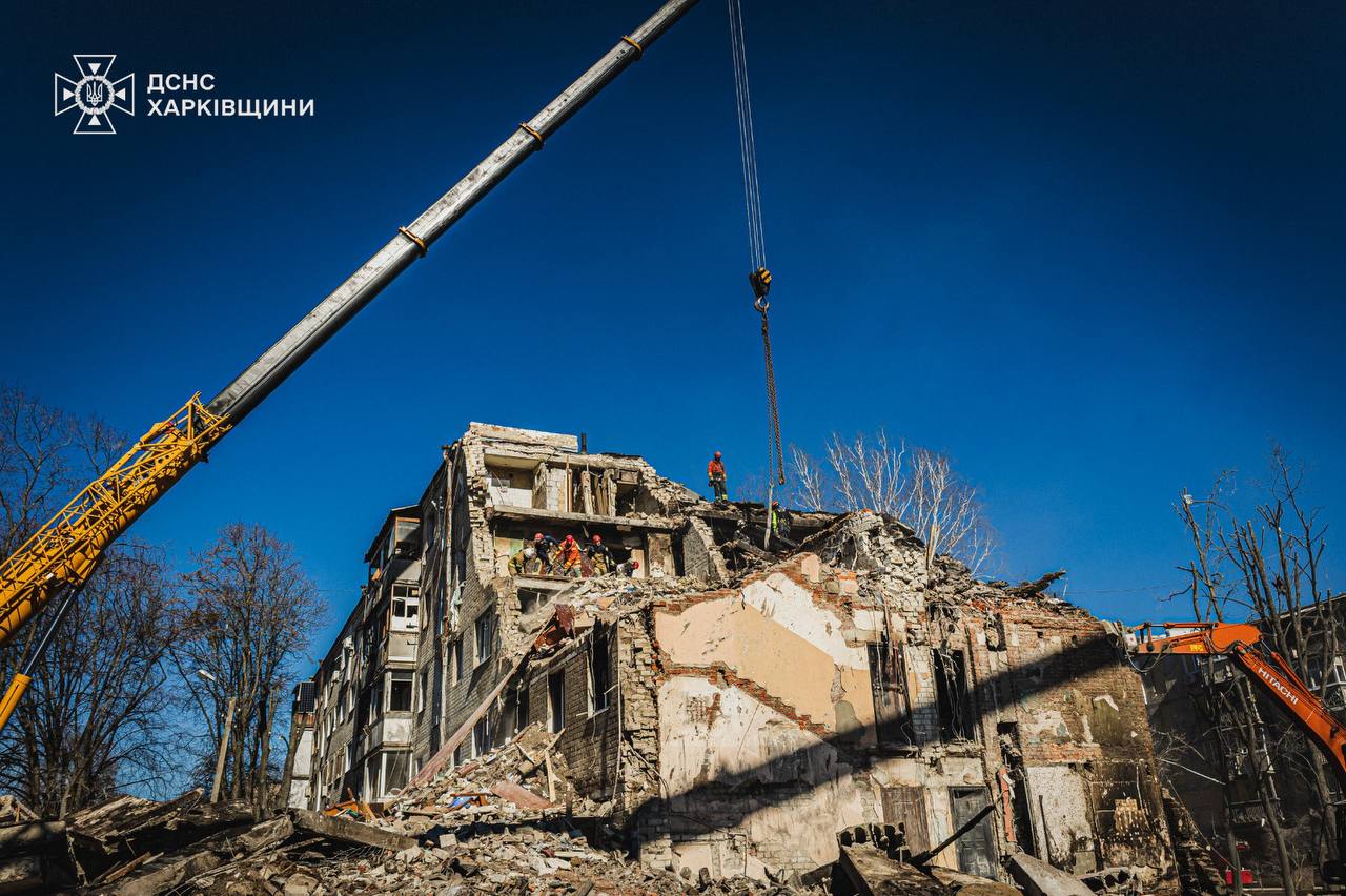 Зображення посту: У Харкові завершили пошукову операцію після атаки РФ: відомо про 10 загиблих